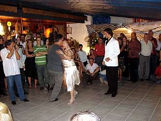 Enquanto ela baila com Braga (SP), Andr se aproxima