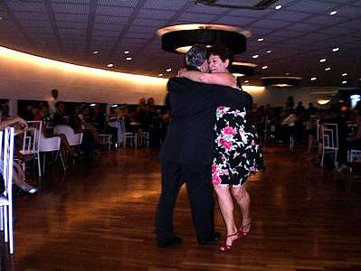 Tony Gotan baila um tanguito com Raquel 