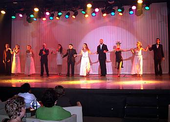 Marcos, Gabrielle, Neuza, Welington, os dois cantores, Patricia, Marcio, a apresentadora, Alice e André